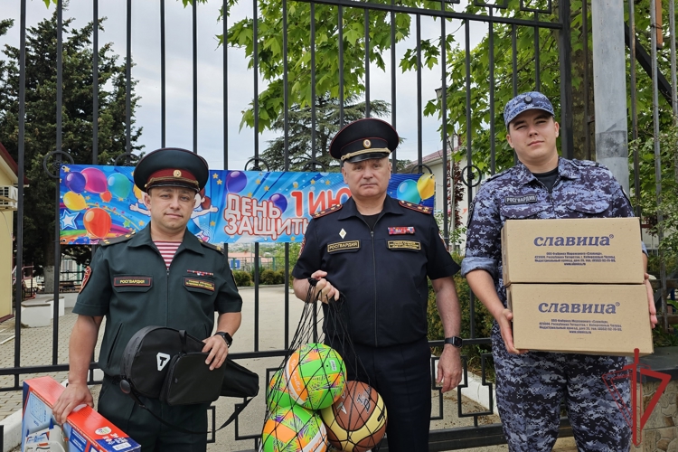 Росгвардейцы поздравили с двойным праздником воспитанников социального приюта
