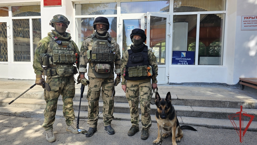 В Севастополе представители Росгвардии участвуют в Едином дне голосования